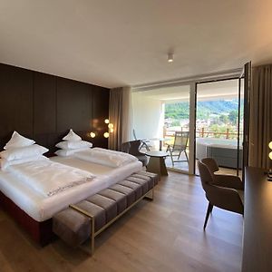 Zimmer mit Kingsize-Bett